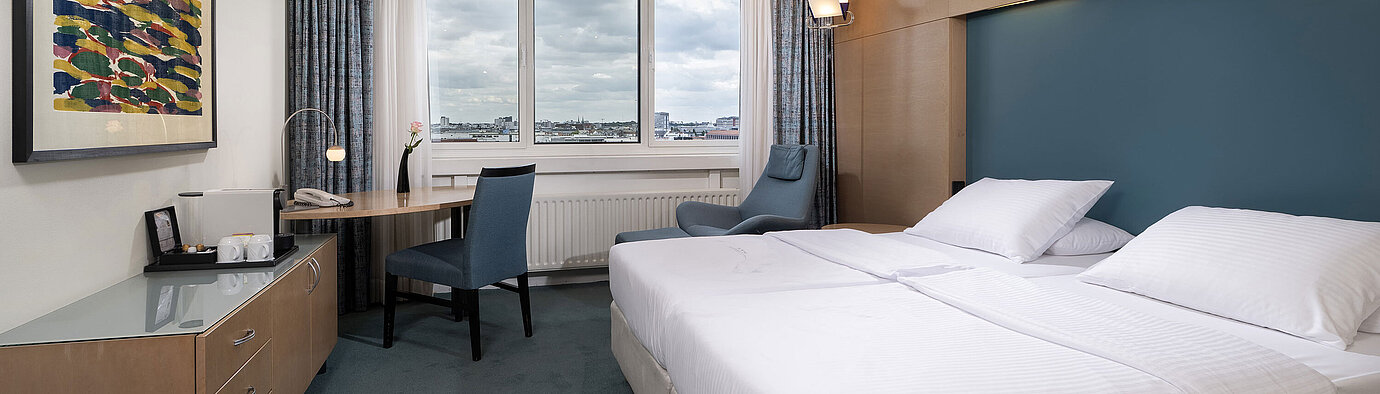 Superior room Superior room with double bed, desk, armchair and wide Berlin view at Maritim proArte Hotel