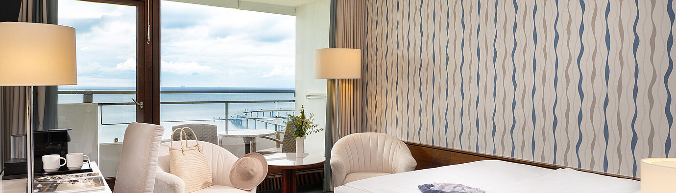 Camera luminosa al Maritim Seehotel Timmendorfer Strand con balcone e vista sul Mar Baltico