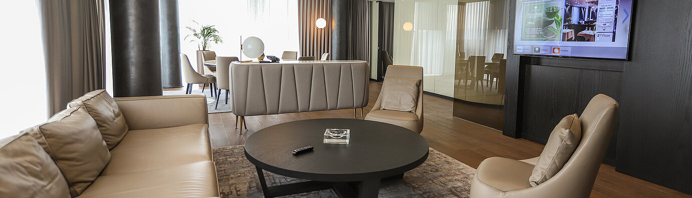 Zona lounge elegante con sofás de cuero y sillones en el Maritim Hotel Plaza Tirana