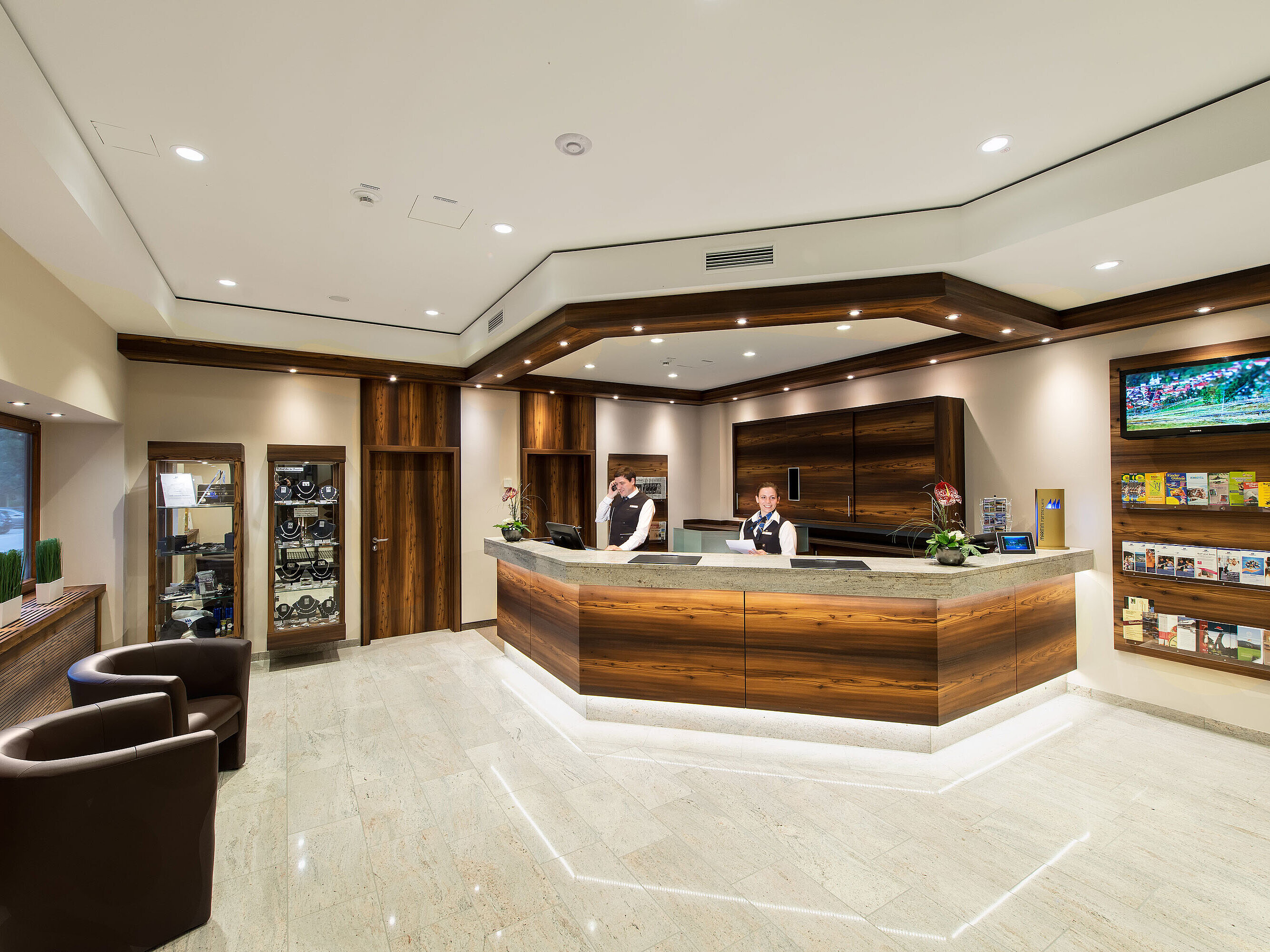 Recepción del Maritim Hotel Titisee con madera y personal amable