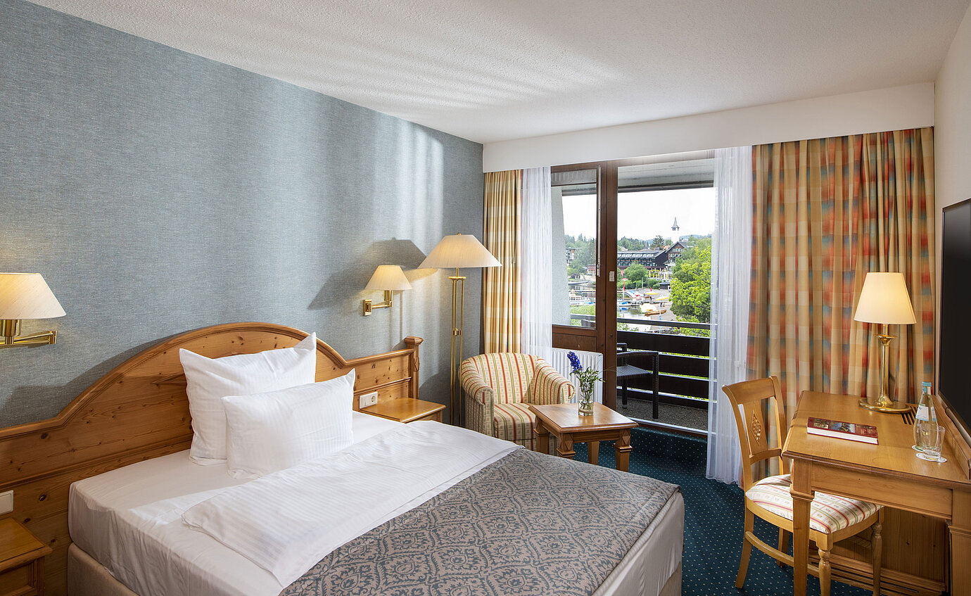 Camera singola al Maritim TitiseeHotel con balcone e vista sul lago e sul villaggio