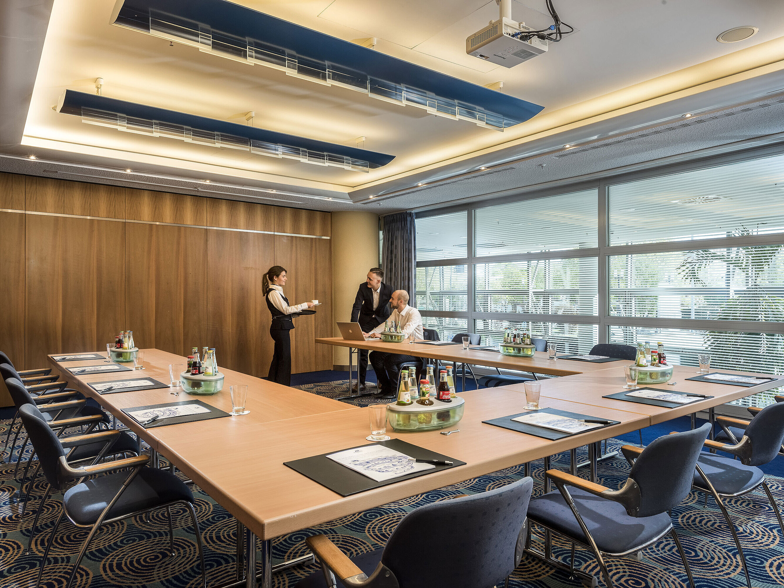 Reunión en una pequeña sala de conferencias del Maritim Frankfurt con disposición en U, luz natural y servicio del personal.