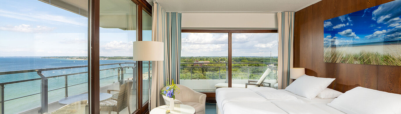 Camera moderna al Maritim Seehotel Timmendorfer Strand con balcone e vista sul Mar Baltico