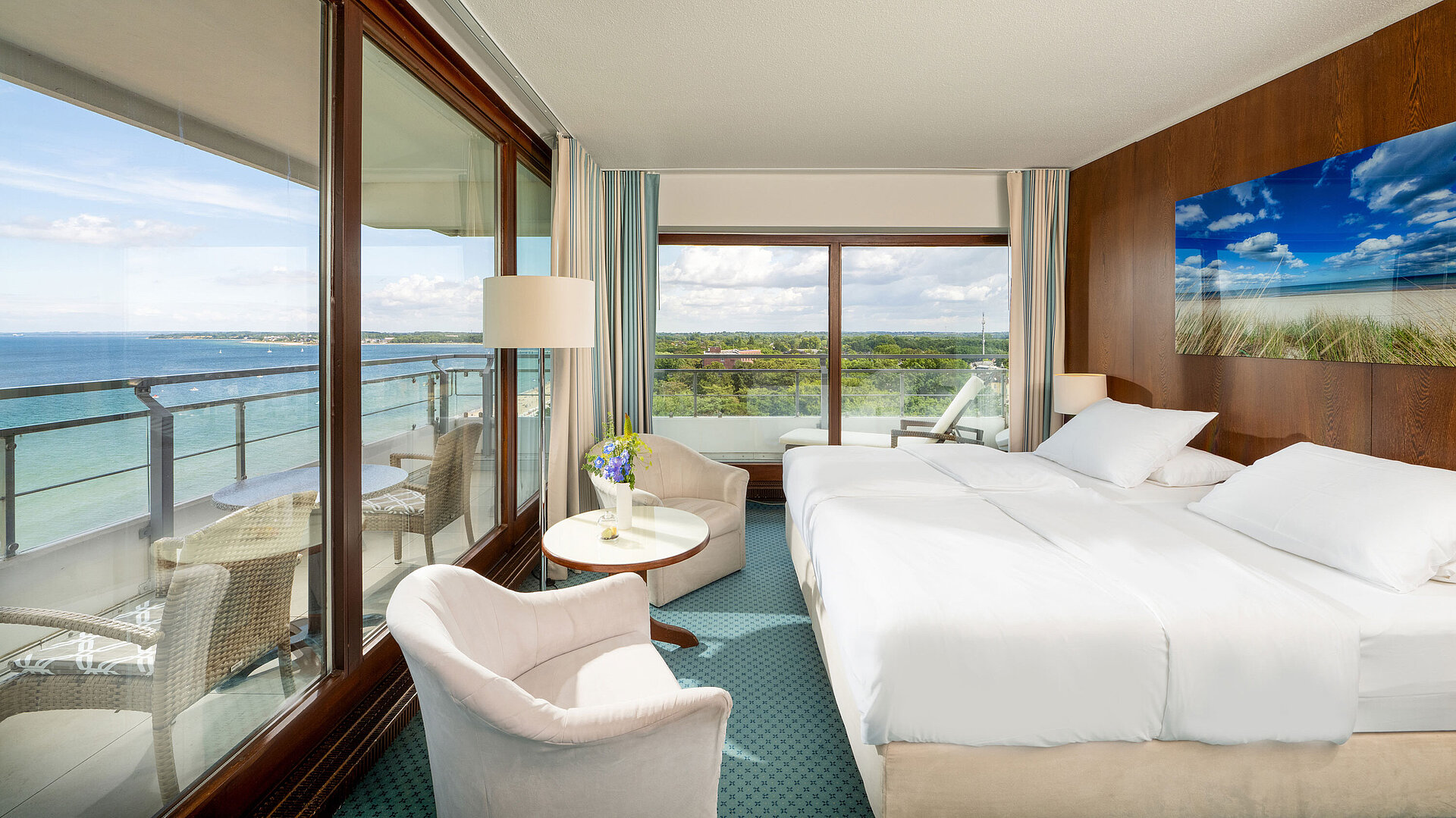 Camera moderna al Maritim Seehotel Timmendorfer Strand con balcone e vista sul Mar Baltico