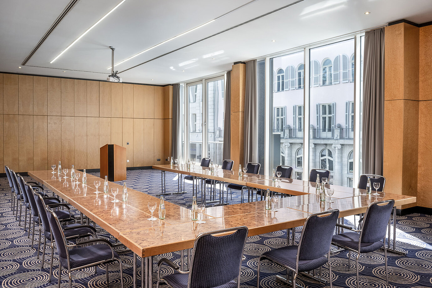  Salle de conférence Salon II à l'Hôtel Maritim proArte Berlin, grande table en U avec vue sur l'extérieur.