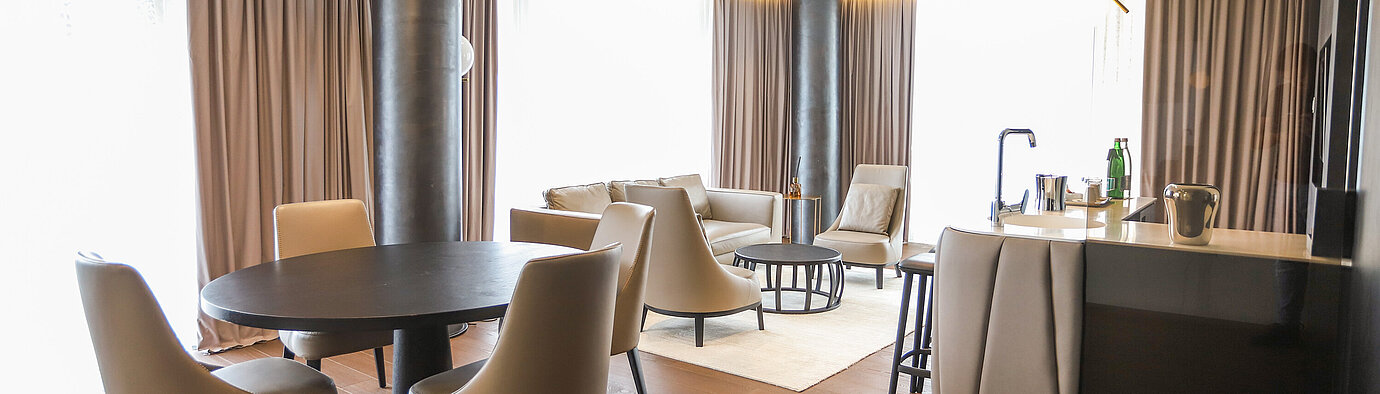 Suite moderna con salón y mesa de comedor, Maritim Hotel Plaza Tirana