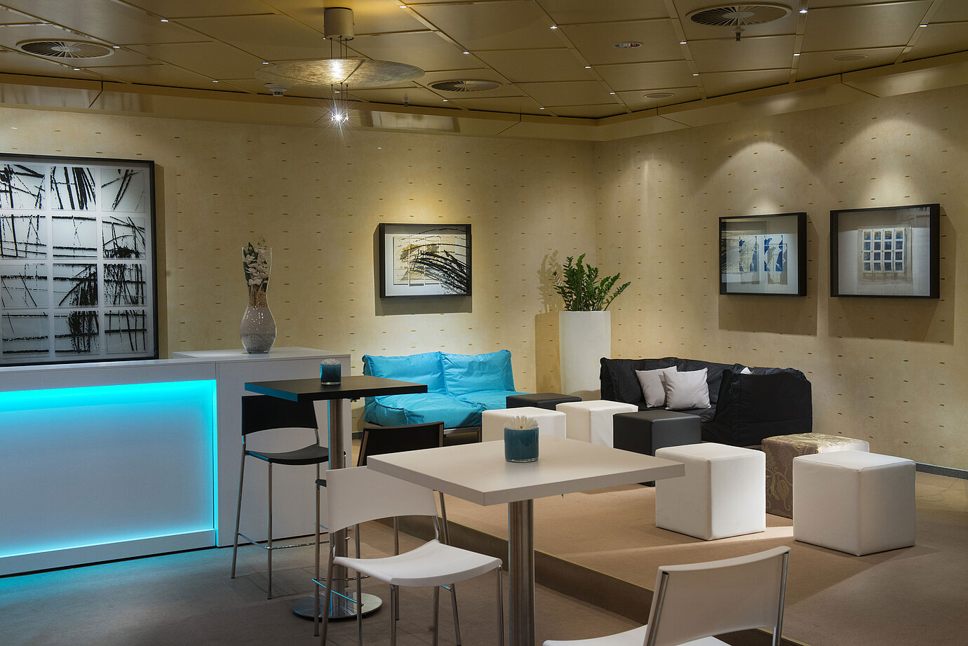 Salon moderne avec sièges et bar à l'hôtel Maritim proArte Berlin, idéal pour les réunions et le réseautage.
