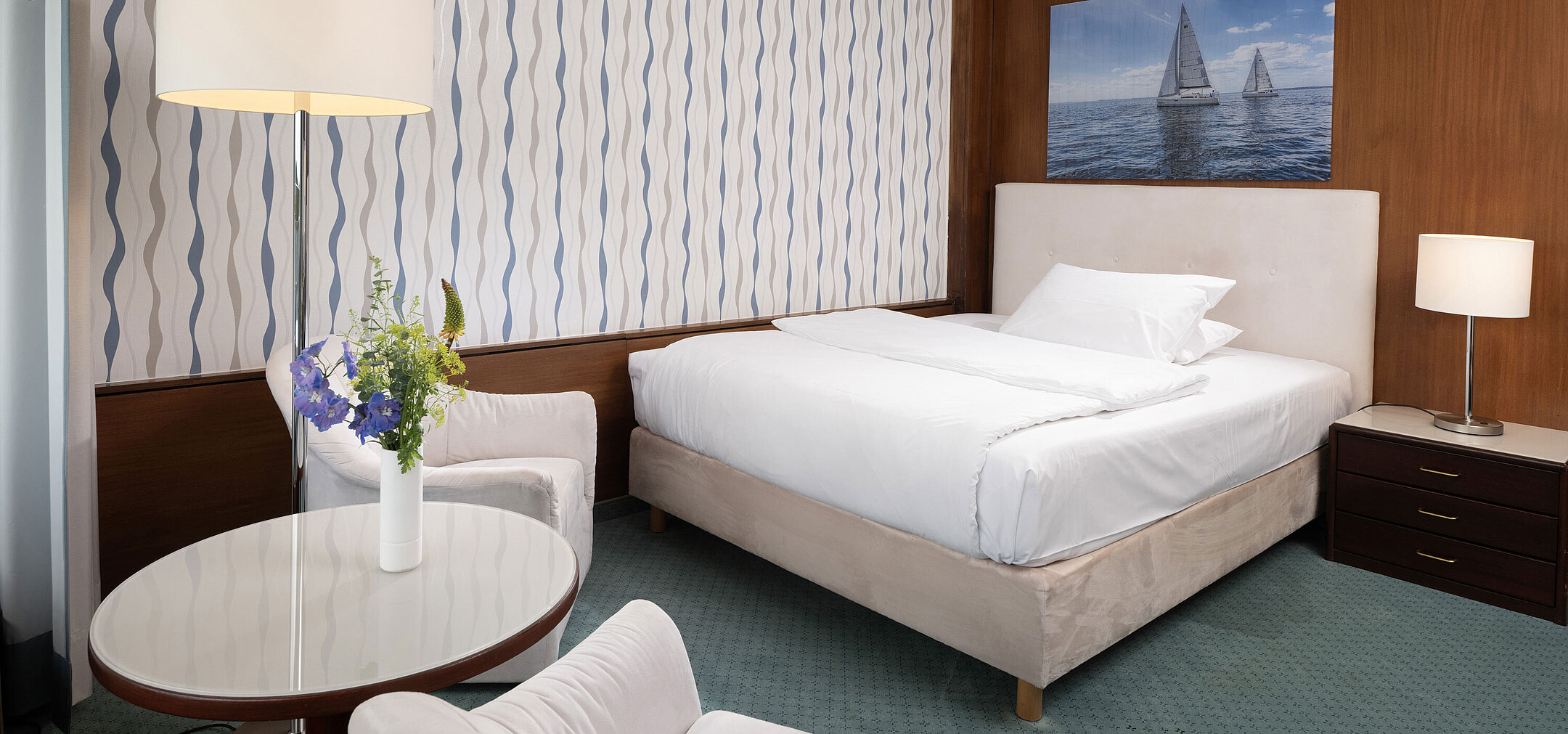 Modern room at Maritim Seehotel Timmendorfer Strand with sailing boat décor and sitting area