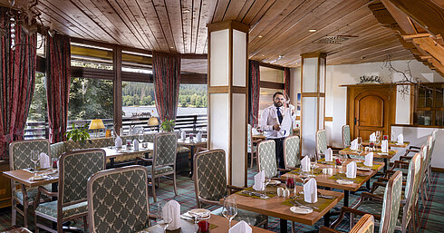 Servicio amable en el restaurante con vistas al lago Titisee en el Hotel Maritim