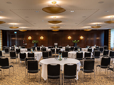 Sala conferenze con tavoli rotondi e moderne attrezzature al Maritim Hotel Düsseldorf