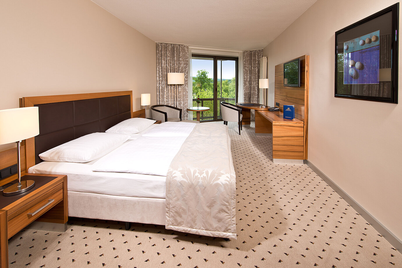 Chambre lumineuse à l'hôtel Maritim Bad Homburg avec lit confortable, bureau et balcon avec vue sur la verdure.