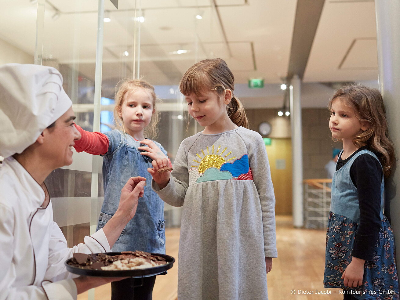 Musée du chocolat Enfants dégustant des douceurs avec un pâtissier