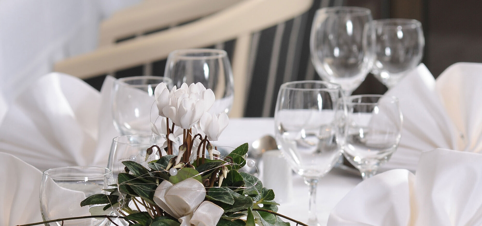 Tavola elegantemente apparecchiata per eventi al Maritim Hotel Bad Homburg.