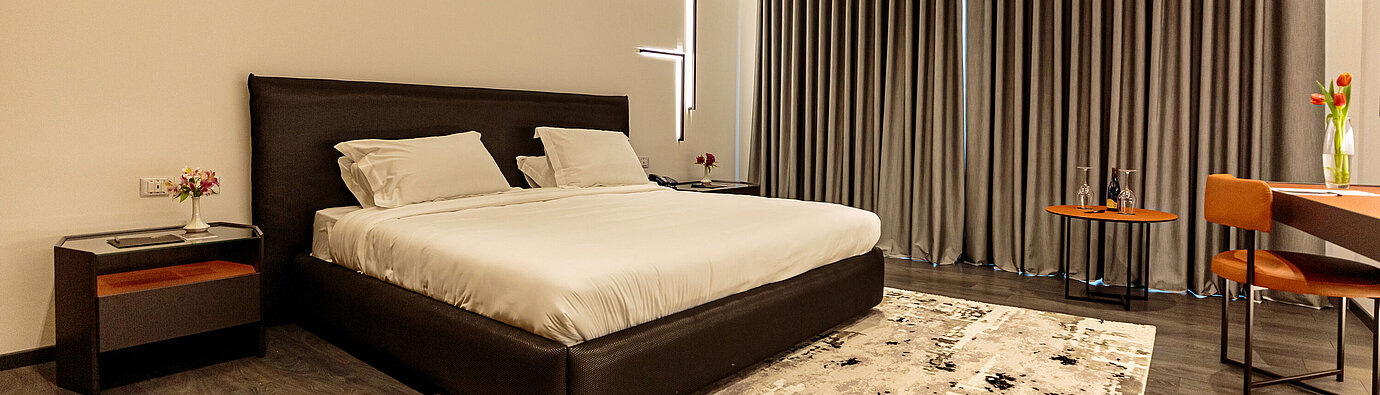 Camera doppia moderna al Maritim Resort Marina Bay con design elegante e atmosfera accogliente