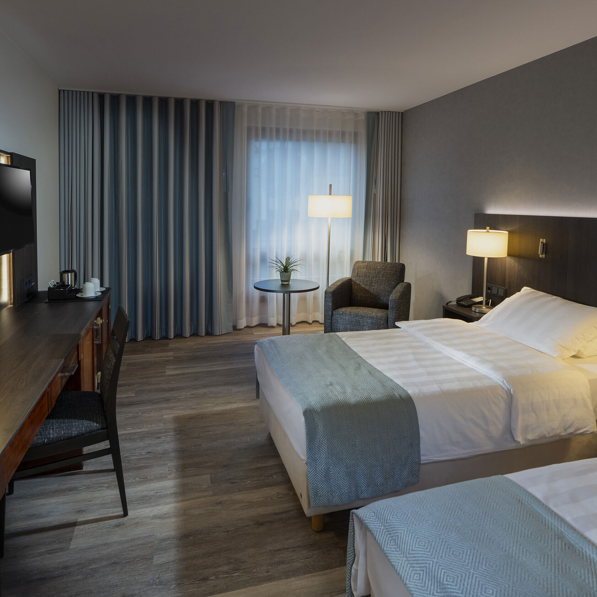 Comfort Twin room Comfortable twin room at Maritim Hotel Bremen with two single beds, cozy sitting area, and modern ambiance.