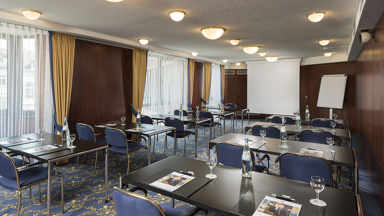 Salon Maritim Bright seminar room at Maritim Hotel Bad Homburg with natural light and modern equipment.