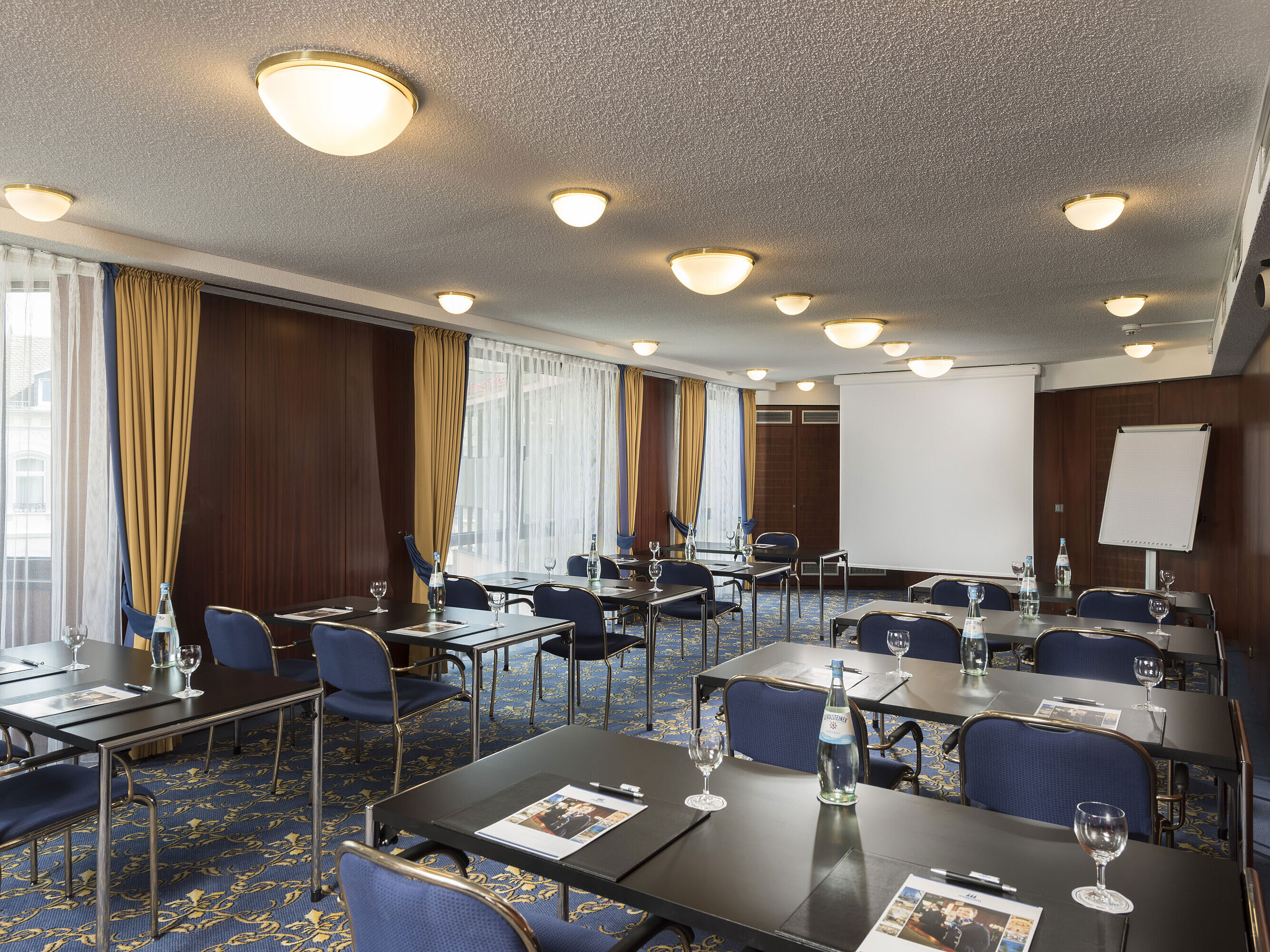 Salle de séminaire lumineuse à l'hôtel Maritim Bad Homburg avec lumière naturelle et équipement moderne.