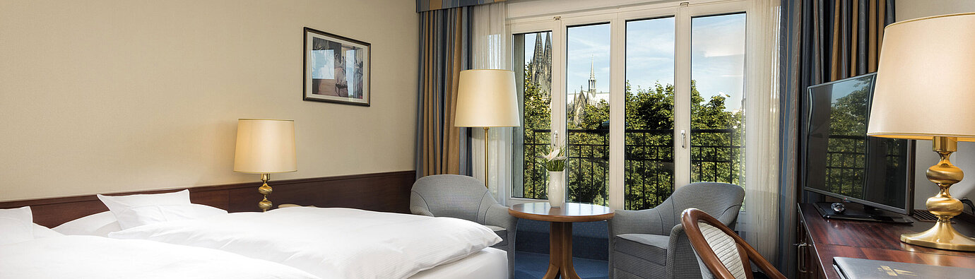 Habitación doble superior en Maritim Hotel Colonia con decoración acogedora y vista a la catedral de Colonia. Niederländisch Titel: Superior tweepersoonskamer in Maritim Hotel Keulen met uitzicht op de Dom Alt-tekst: Superior tweepersoonskamer in Maritim Hotel Keulen met gezellige inrichting en uitzicht op de Dom van Keulen. Falls du weitere Anpassungen oder zusätzliche Alt-Texte benötigst, lass es mich bitte wissen!