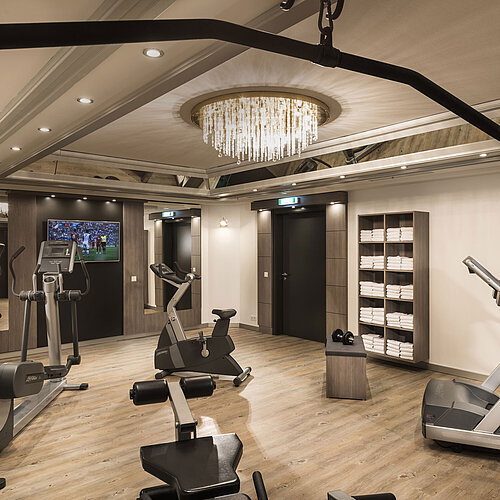 Salle de sport bien équipée avec appareils cardio et miroirs à l’hôtel Maritim Munich