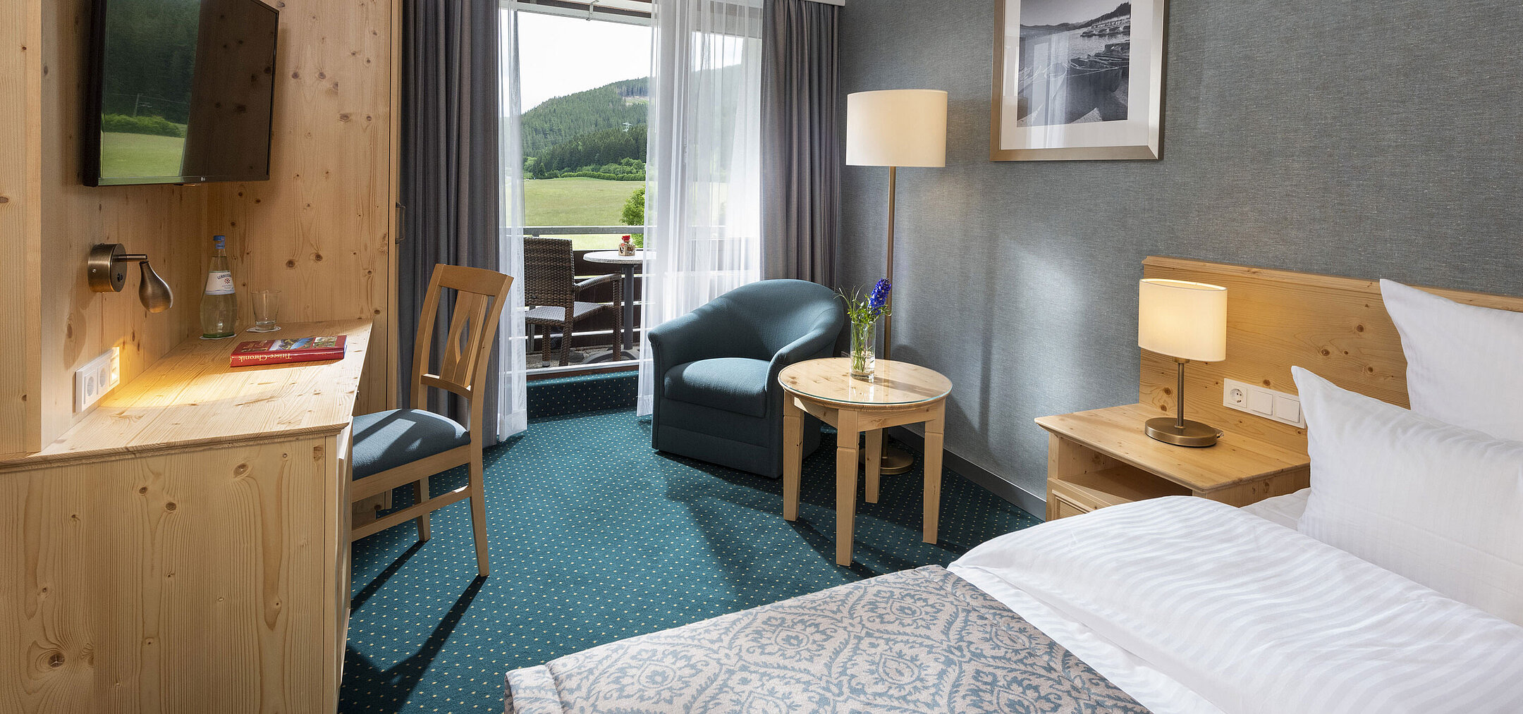 Habitación con balcón en Maritim TitiseeHotel y vista verde