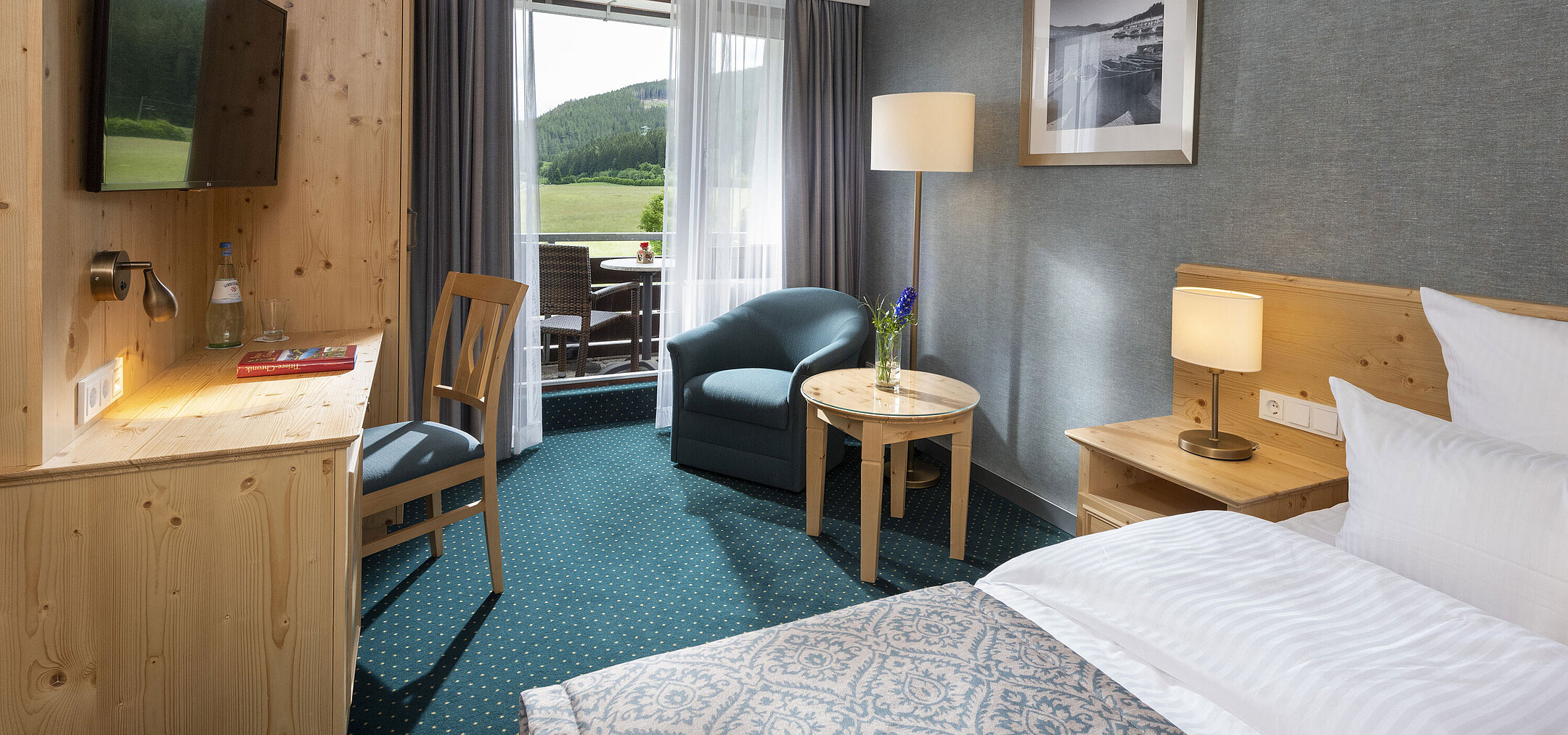 Habitación con balcón en Maritim TitiseeHotel y vista verde