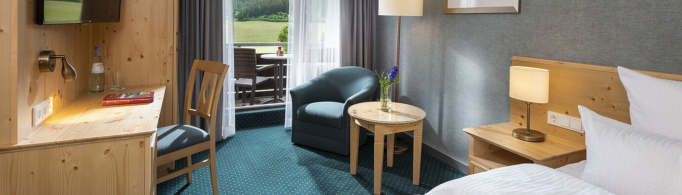 Chambre Comfort Chambre avec balcon au Maritim TitiseeHotel et vue verdoyante