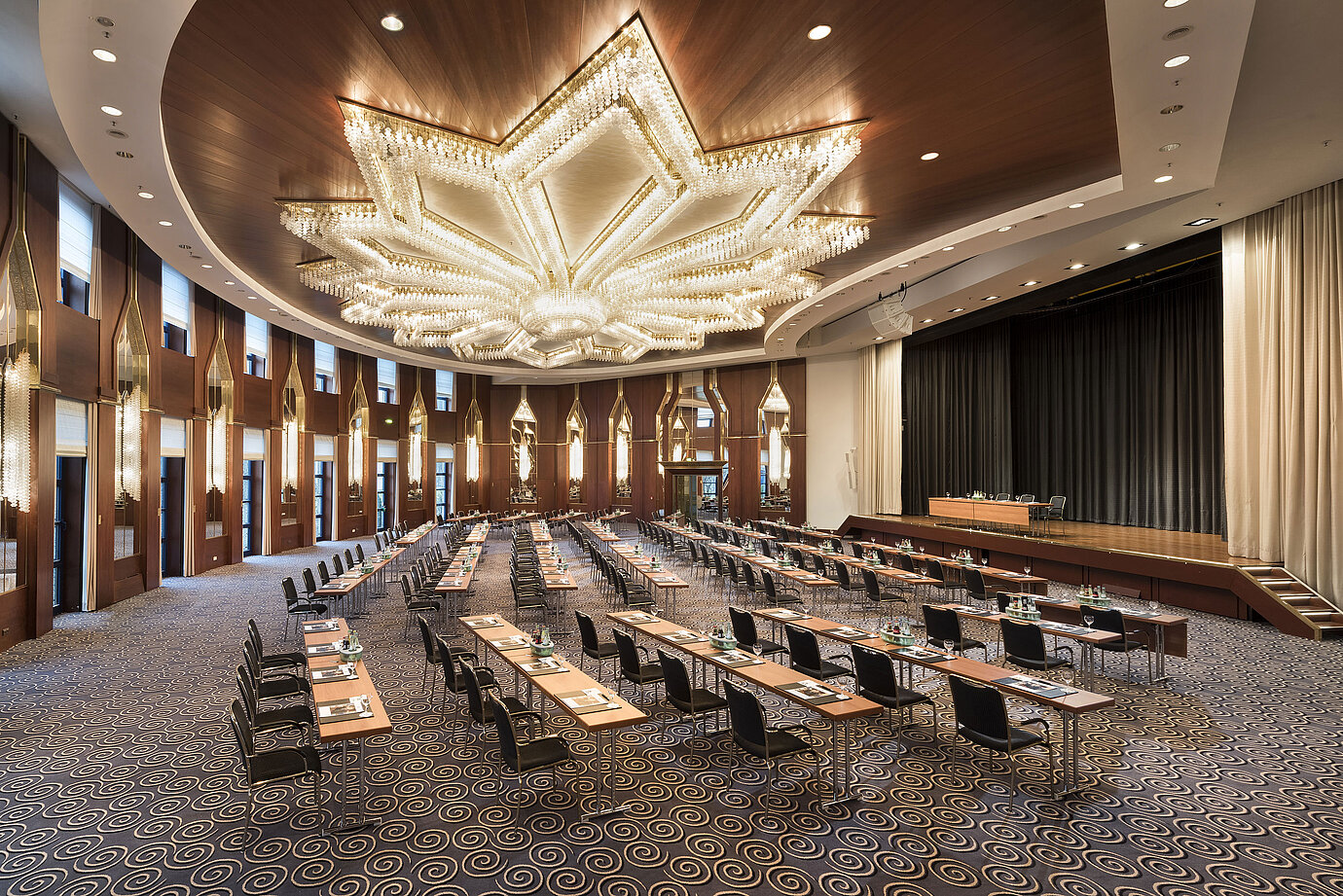 La imagen muestra la majestuosa sala Beethoven en el Hotel Maritim Bonn, preparada para conferencias o eventos.