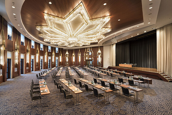 La imagen muestra la majestuosa sala Beethoven en el Hotel Maritim Bonn, preparada para conferencias o eventos.
