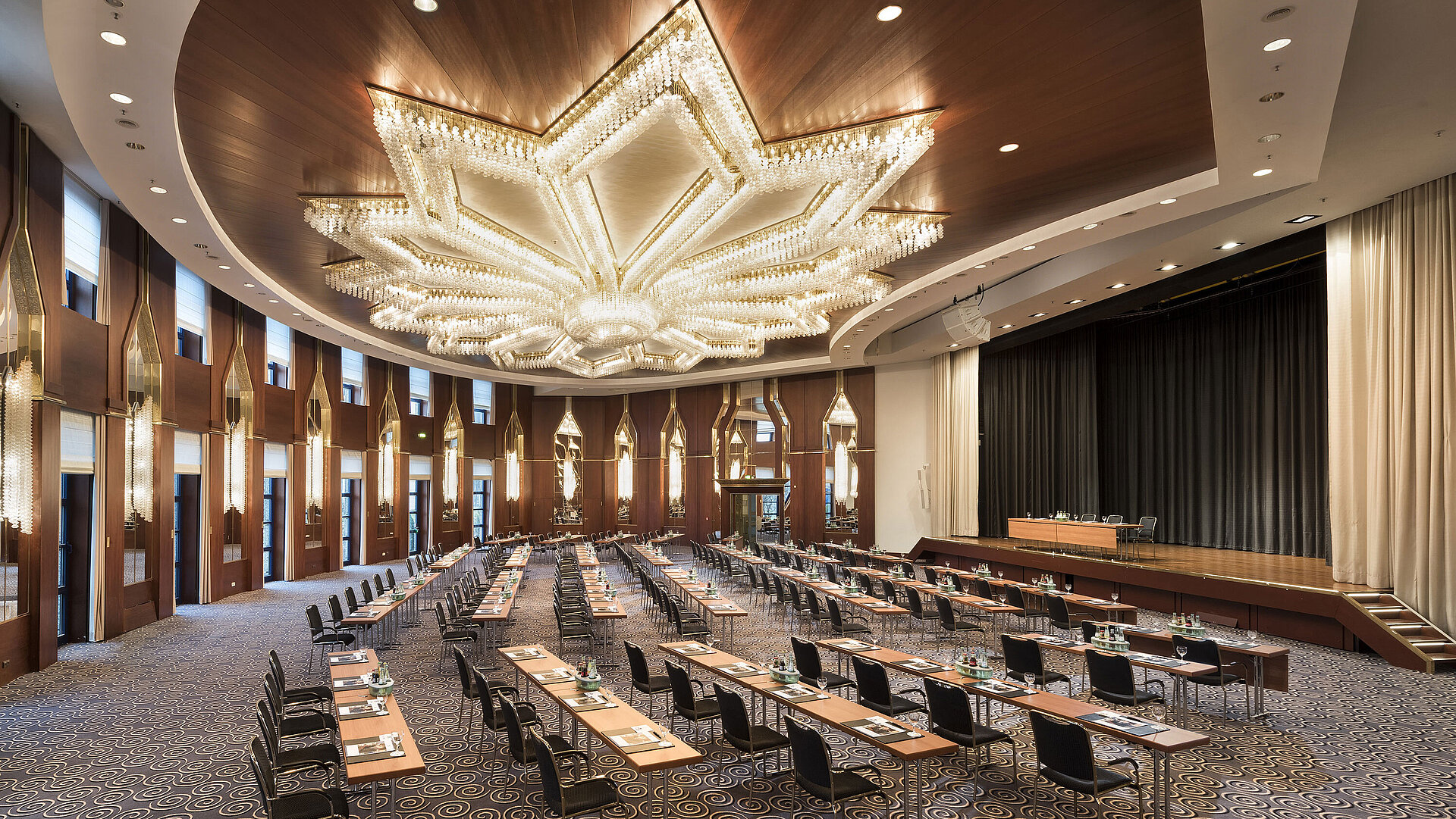 La imagen muestra la majestuosa sala Beethoven en el Hotel Maritim Bonn, preparada para conferencias o eventos.