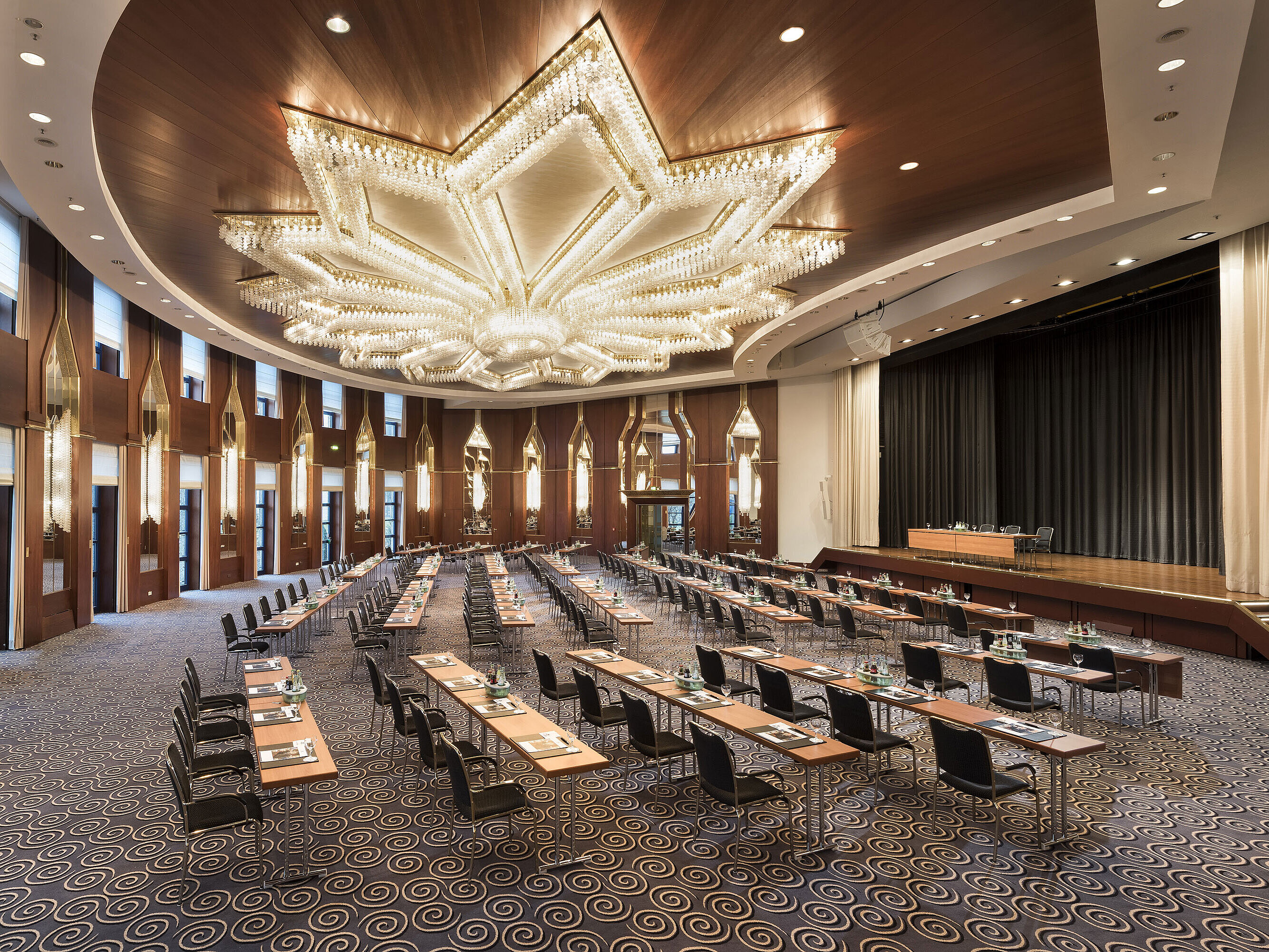 La imagen muestra la majestuosa sala Beethoven en el Hotel Maritim Bonn, preparada para conferencias o eventos.