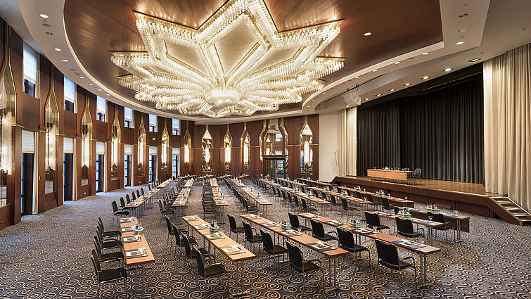 La imagen muestra la majestuosa sala Beethoven en el Hotel Maritim Bonn, preparada para conferencias o eventos.