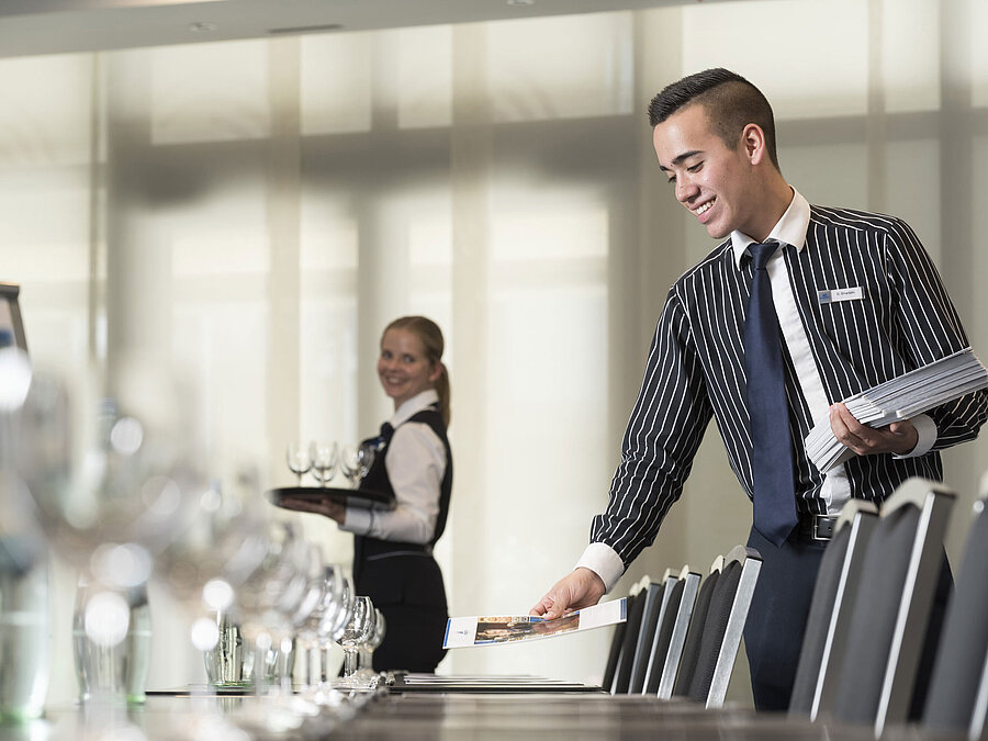 Maritim Servizio di conferenza Team di servizio cordiale al Maritim Hotel Bad Homburg che prepara la sala conferenze.