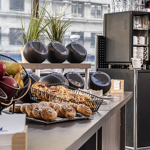 Large choix de café et collations au Maritim Hotel Magdeburg avec viennoiseries fraîches, fruits et machines à café modernes.
