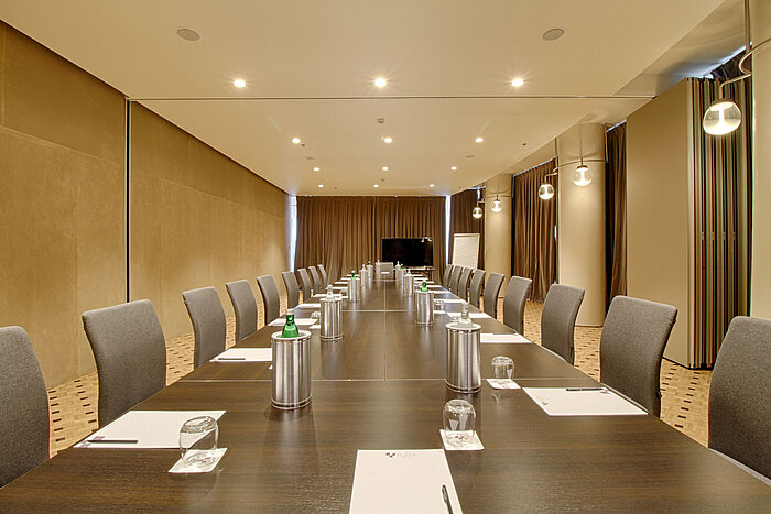 Sala moderna con montaje en U en el Maritim Hotel Plaza Tirana