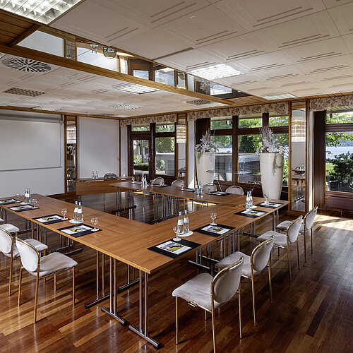 Salle de réunion en U avec lumière naturelle et vue sur le lac Titisee