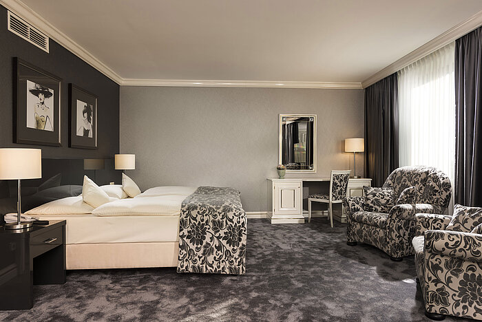Suite spacieuse au Maritim Hotel Ulm avec moquette élégante et coin salon raffiné