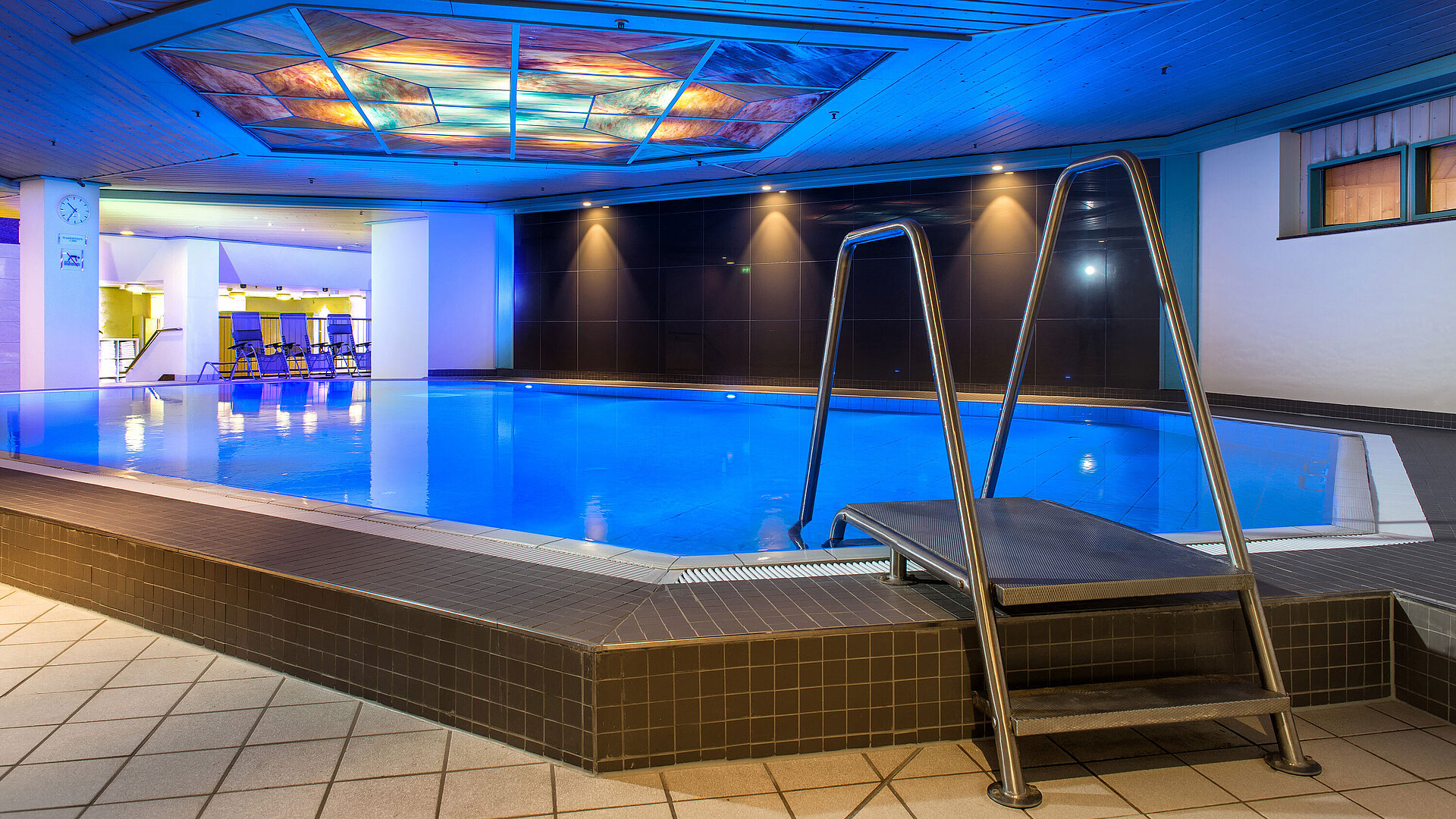 La piscine intérieure éclairée de l'hôtel Maritim, invitant à la détente et à la récréation.