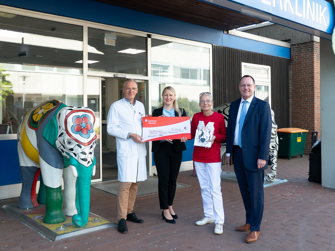 ProTomorrow "Kleine Herzen Hannover" Entrega de un cheque a «Kleine Herzen Hannover» delante del Hospital Infantil de Hannover