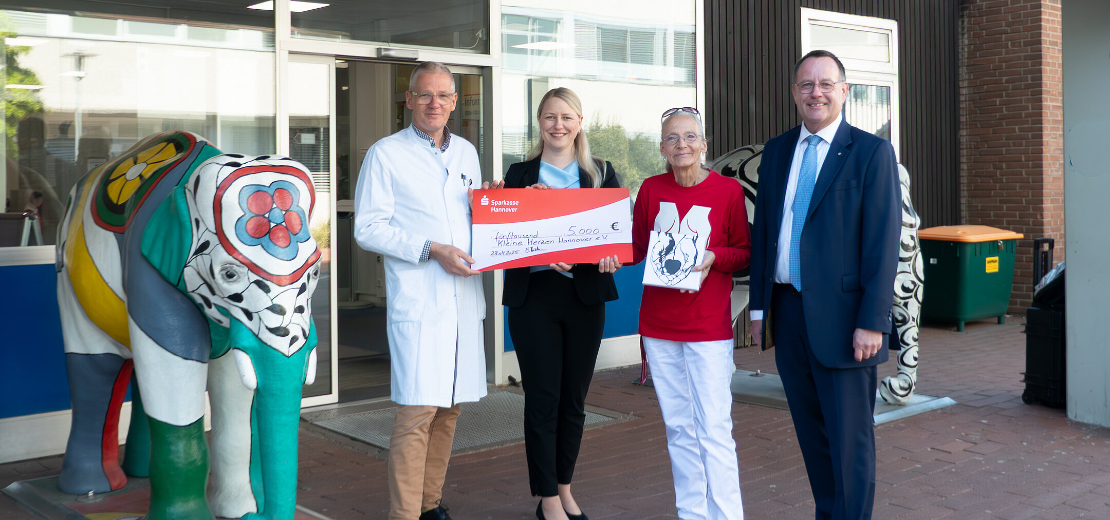 Entrega de un cheque a «Kleine Herzen Hannover» delante del Hospital Infantil de Hannover