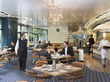 Gli ospiti gustano la colazione nel raffinato ristorante Ambiente del Maritim Hotel Frankfurt.