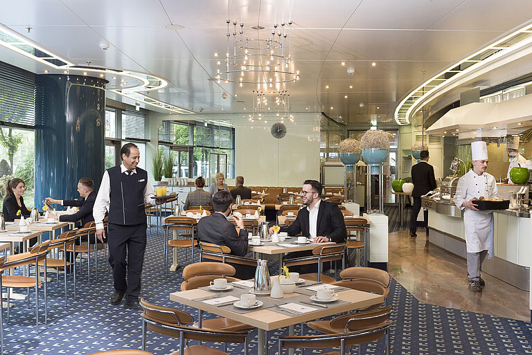Gli ospiti gustano la colazione nel raffinato ristorante Ambiente del Maritim Hotel Frankfurt.