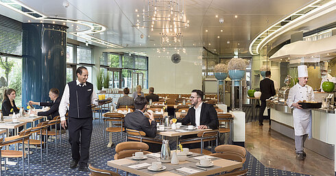 Gli ospiti gustano la colazione nel raffinato ristorante Ambiente del Maritim Hotel Frankfurt.