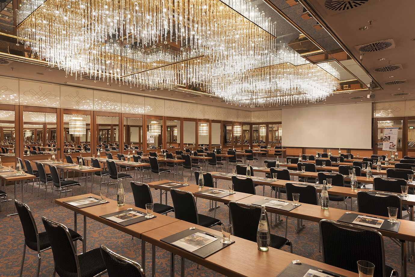 Sala espaciosa con lámparas de cristal en el Maritim Hotel Múnich
