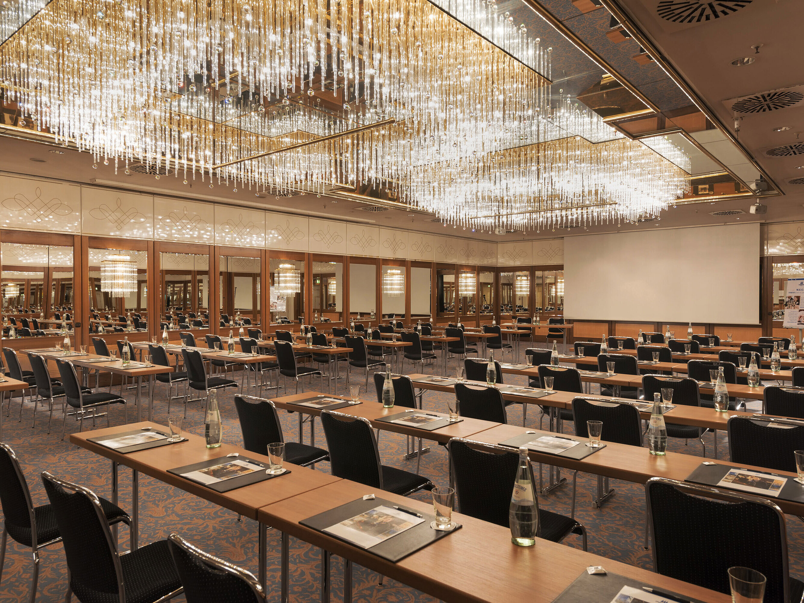 Sala espaciosa con lámparas de cristal en el Maritim Hotel Múnich