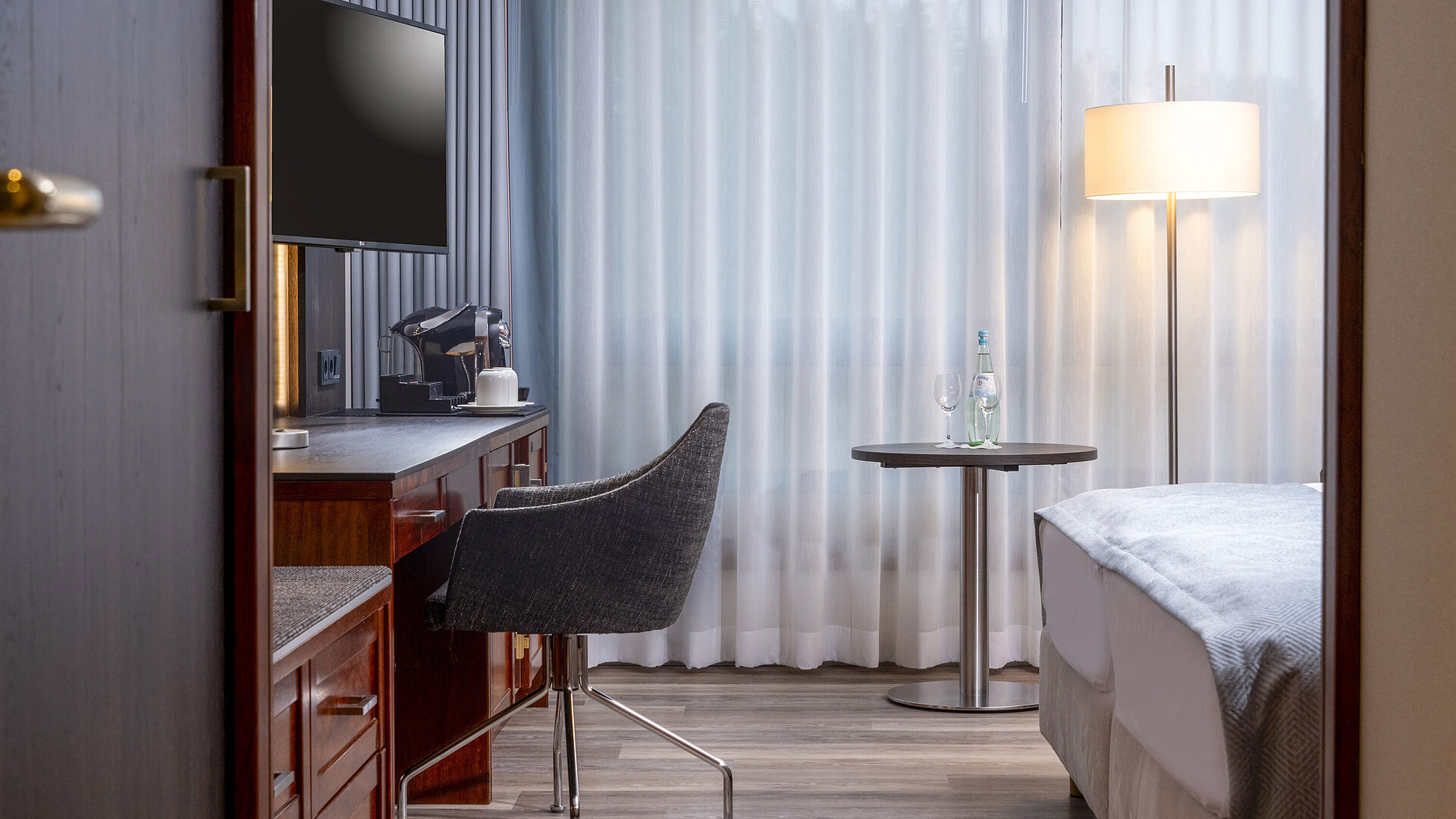 Modern Superior double room at Maritim Hotel Bremen with desk, TV, and relaxing atmosphere.
