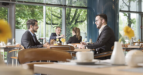 Ospiti che gustano una colazione rilassata nel luminoso ristorante Ambiente del Maritim Hotel Frankfurt.