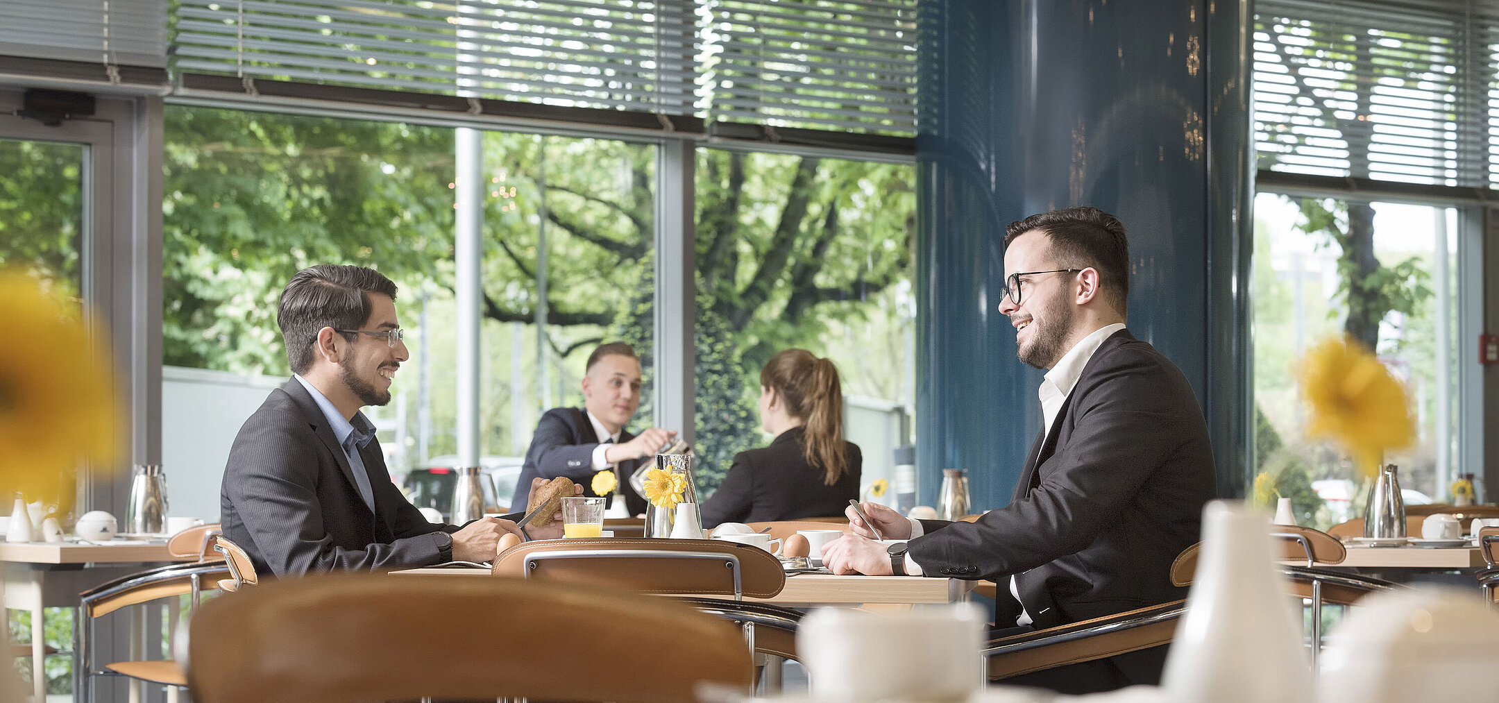 Ospiti che gustano una colazione rilassata nel luminoso ristorante Ambiente del Maritim Hotel Frankfurt.