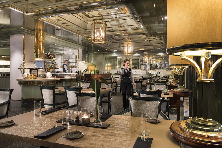 El restaurante La Marée del Maritim Hotel Bonn, con su ambiente elegante y su atento personal de servicio en plena faena.