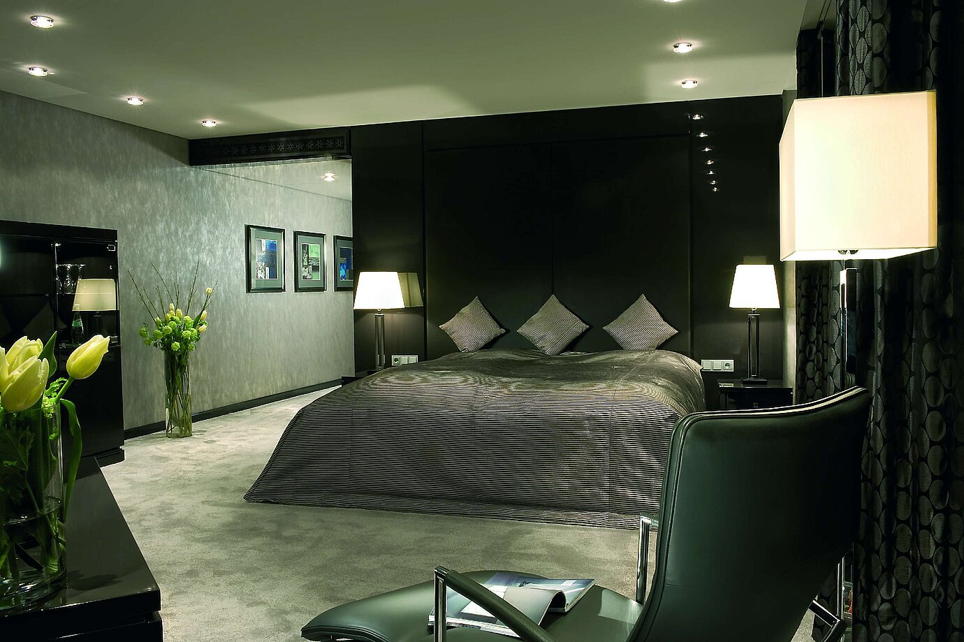 Dormitorio de la Master Suite en el Maritim Düsseldorf con una lujosa cama doble, iluminación moderna y decoración elegante.