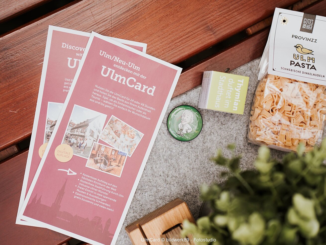 Volantino sulla UlmCard con mappa della città e materiale informativo.